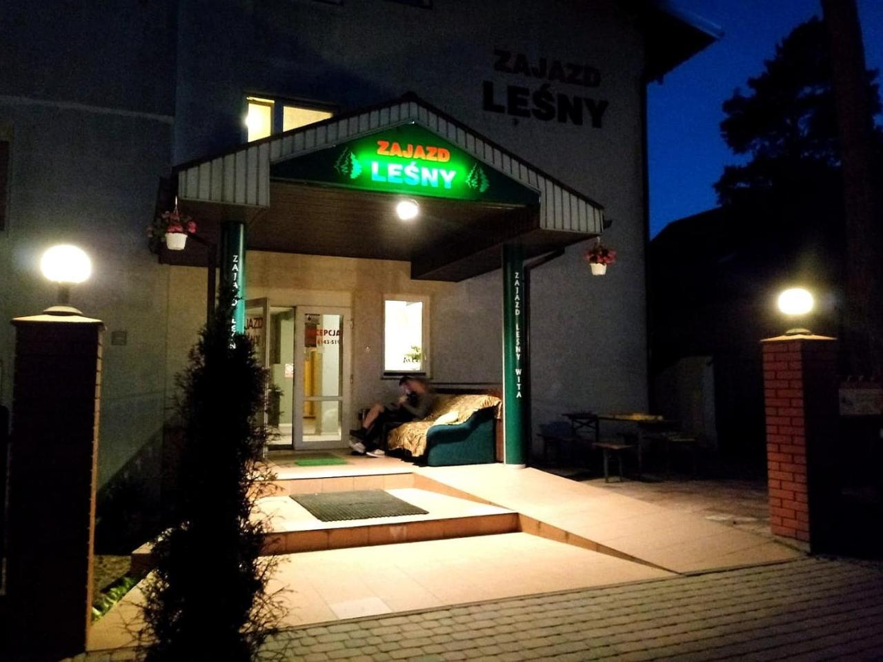 Zajazd Lesny トゥシン エクステリア 写真